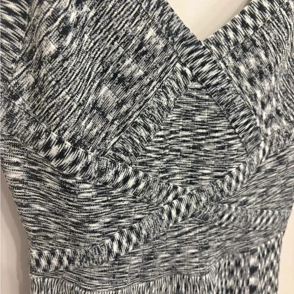 GUESS BLACK AND WHITE DRESS - Picture 2 of 6